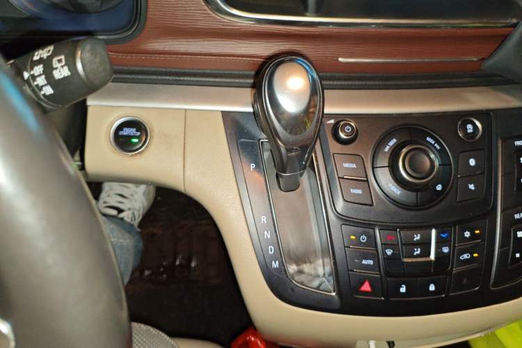 Used Buick GL8 2018 28T Luxury Model China VI Standard Gear Lever