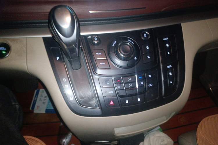Used Buick GL8 2018 28T Luxury Model China VI Standard Gear Lever