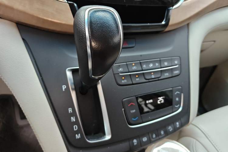 Used Buick GL8 2018 ES 28T Comfort Model China VI Standard Gear Lever