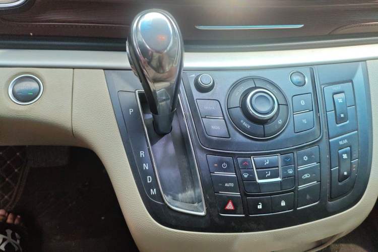 Used Buick GL8 2018 28T Luxury Model China VI Standard Gear Lever