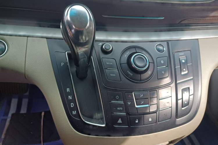 Used Buick GL8 2018 28T Comfort Model China VI Standard Gear Lever