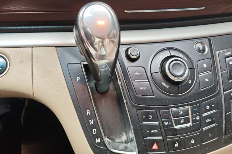 Used Buick GL8 2018 28T Luxury Model China VI Standard Gear Lever
