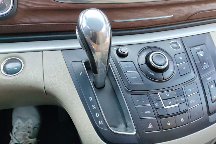 Used Buick GL8 2018 28T Luxury Model China VI Standard Gear Lever