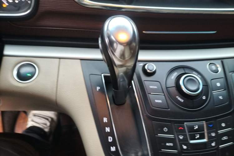 Used Buick GL8 2018 28T Prestige Version China VI Standard Gear Lever