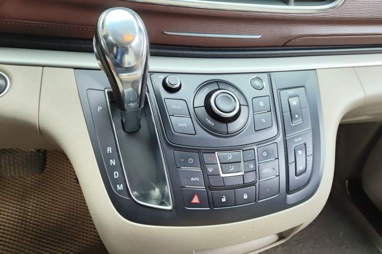 Used Buick GL8 2018 28T Comfort Model China VI Standard Gear Lever