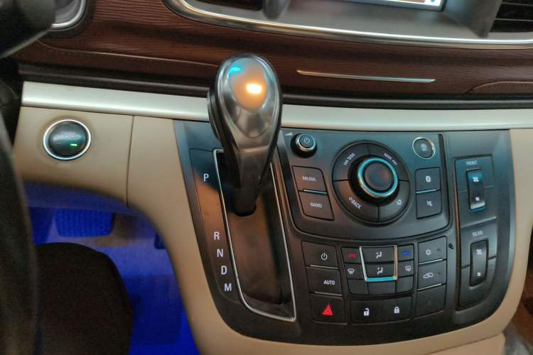 Used Buick GL8 2018 28T Luxury Model China VI Standard Gear Lever