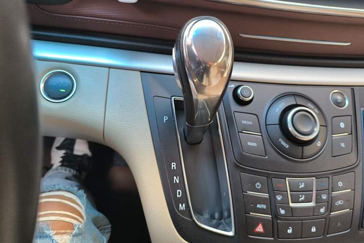 Used Buick GL8 2018 28T Prestige Version China VI Standard Gear Lever