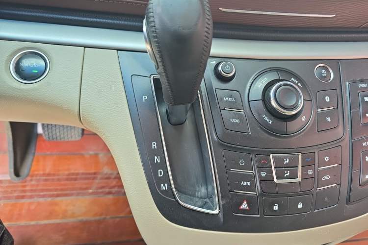 Used Buick GL8 2018 28T Luxury Model China VI Standard Gear Lever
