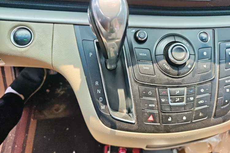 Used Buick GL8 2018 28T Luxury Model China VI Standard Gear Lever