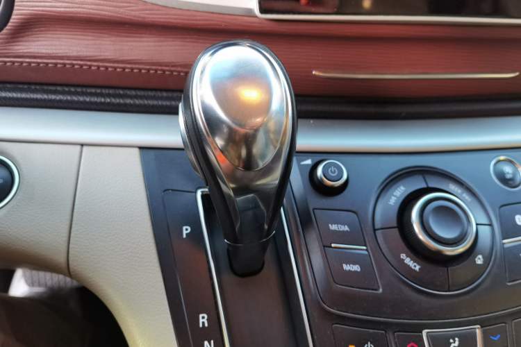 Used Buick GL8 2018 28T Comfort Model China VI Standard Gear Lever