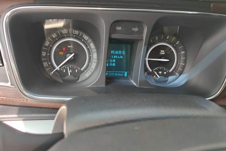 Used Buick GL8 2018 28T Luxury Model China VI Standard Odometer Close Up