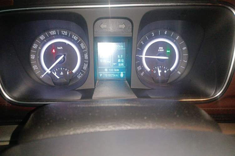 Used Buick GL8 2018 28T Luxury Model China VI Standard Odometer Close Up
