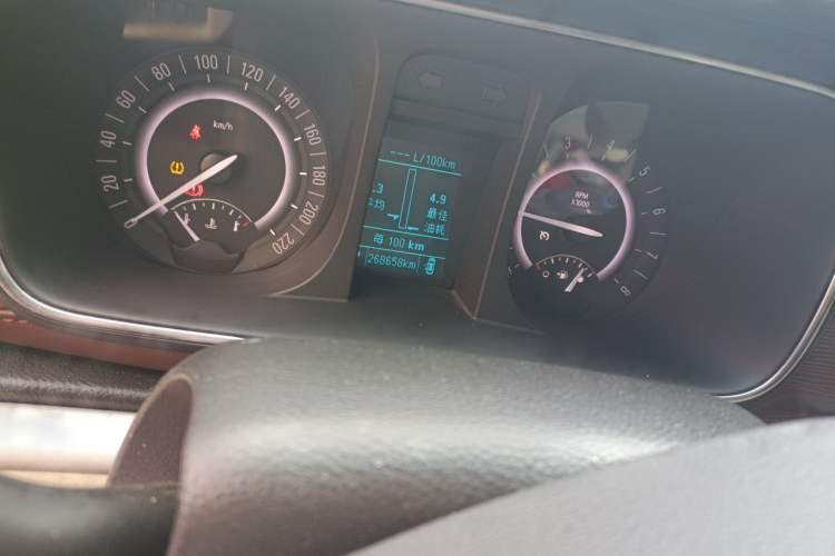 Used Buick GL8 2018 28T Comfort Model China VI Standard Odometer Close Up
