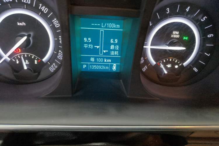 Used Buick GL8 2018 28T Luxury Model China VI Standard Odometer Close Up