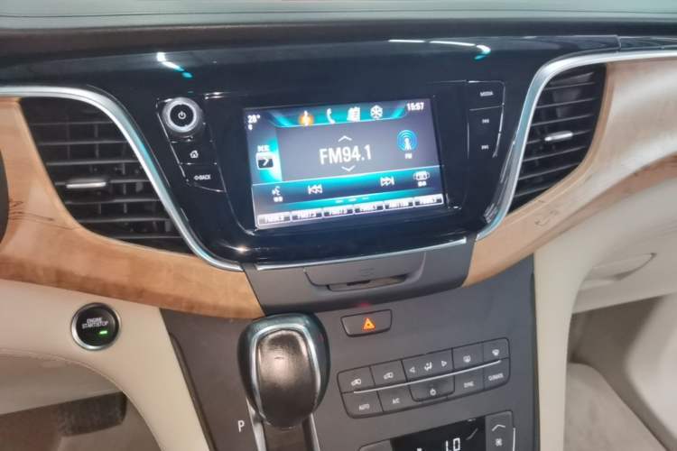 Used Buick GL8 2018 ES 28T Comfort Model China VI Standard Audio And AC Panel