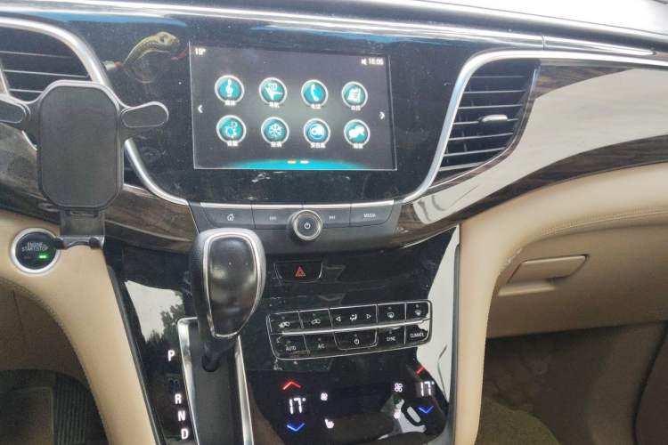 Used Buick GL8 2018 ES 28T Luxury Model China VI Standard Audio And AC Panel