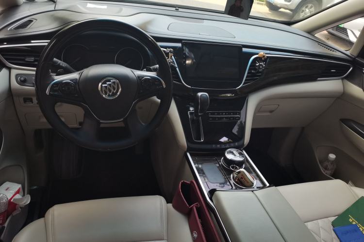 Used Buick GL8 2018 ES 28T Comfort Model China VI Standard Center Console