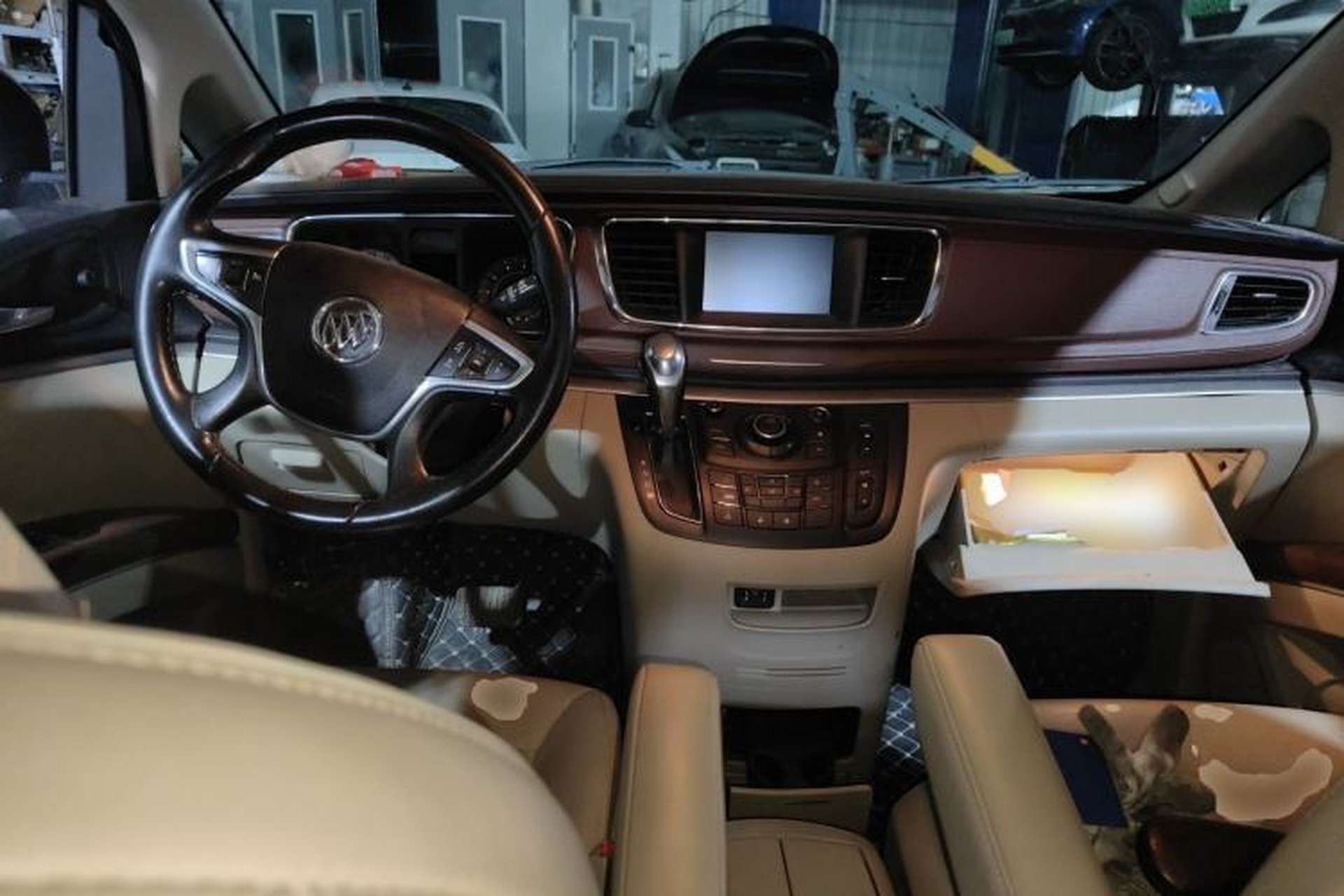 Used Buick GL8 2018 28T Luxury Model China VI Standard Center Console