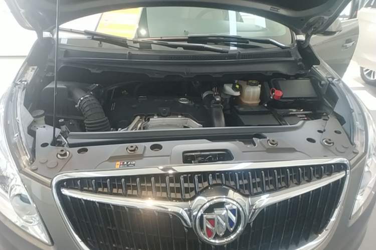 Used Buick GL8 2018 28T Luxury Model China VI Standard Engine Bay