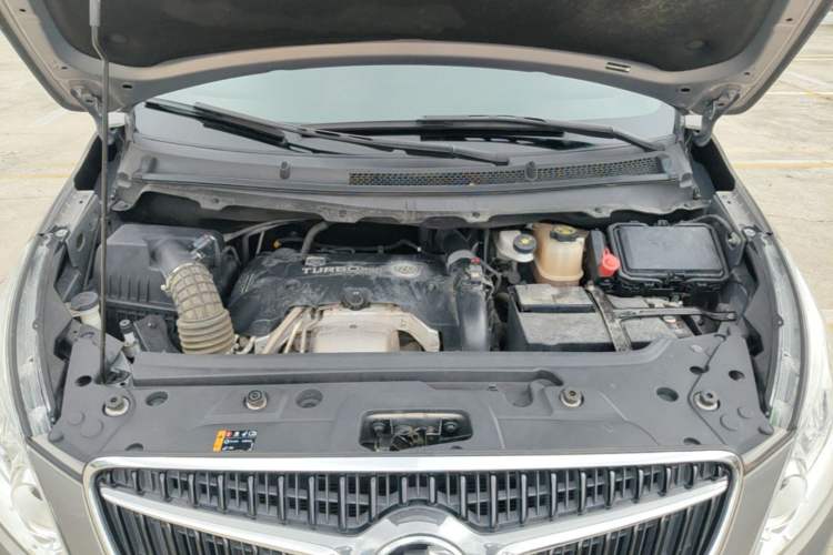Used Buick GL8 2018 28T Luxury Model China VI Standard Engine Bay