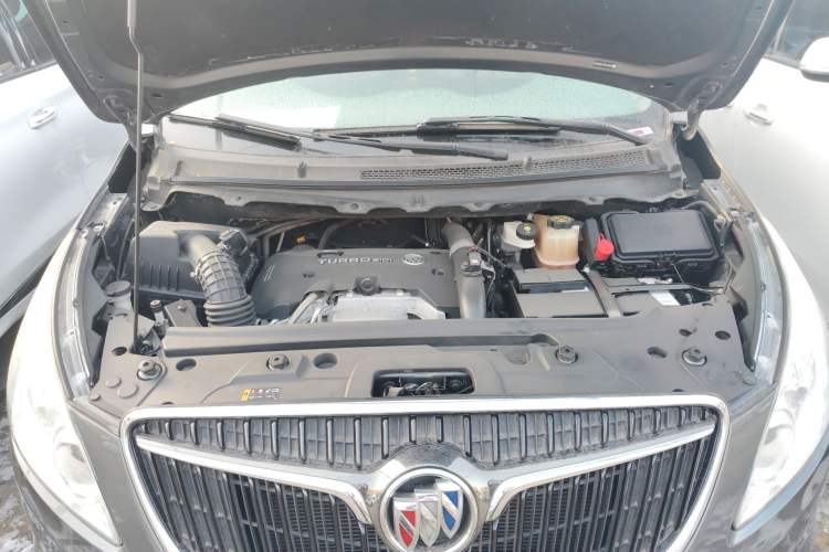 Used Buick GL8 2018 28T Luxury Model China VI Standard Engine Bay