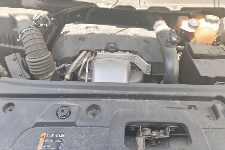 Used Buick GL8 2018 28T Luxury Model China VI Standard Engine Bay