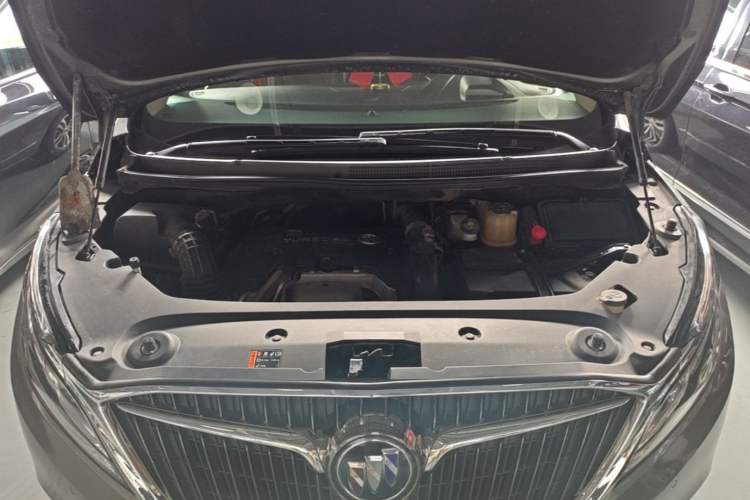 Used Buick GL8 2018 ES 28T Flagship Model China VI Standard Engine Bay