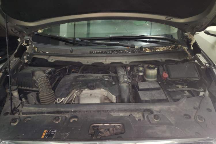 Used Buick GL8 2018 28T Luxury Model China VI Standard Engine Bay