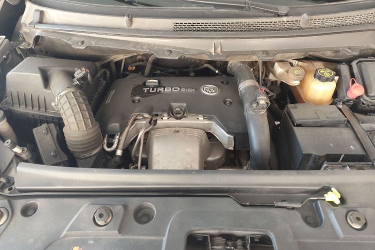 Used Buick GL8 2018 28T Luxury Model China VI Standard Engine Bay