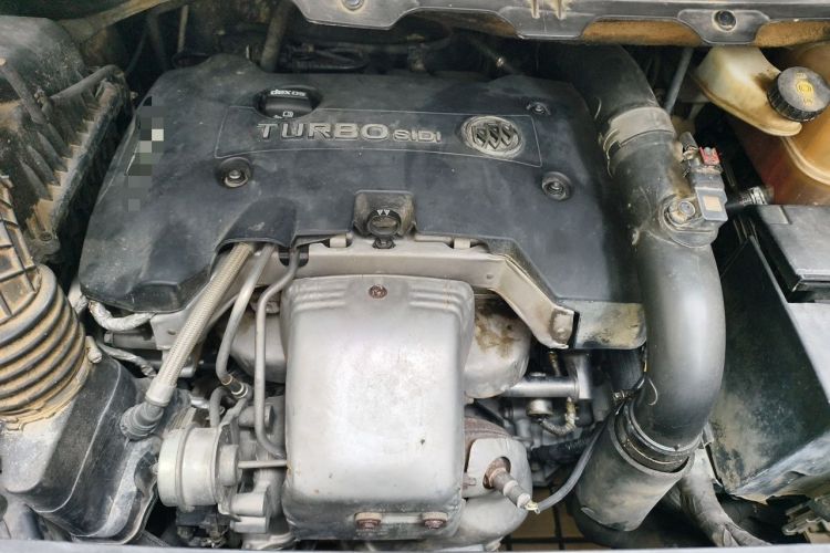 Used Buick GL8 2018 28T Luxury Model China VI Standard Engine Bay