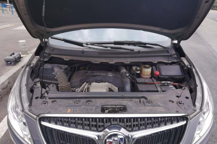 Used Buick GL8 2018 28T Luxury Model China VI Standard Engine Bay