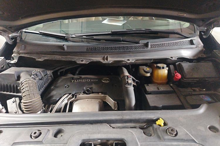 Used Buick GL8 2018 28T Luxury Model China VI Standard Engine Bay