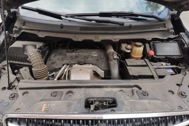 Used Buick GL8 2018 28T Luxury Model China VI Standard Engine Bay