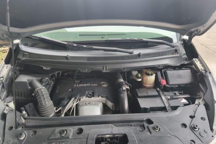 Used Buick GL8 2018 28T Comfort Model China VI Standard Engine Bay