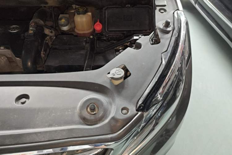 Used Buick GL8 2018 ES 28T Flagship Model China VI Standard Engine Bay Left
