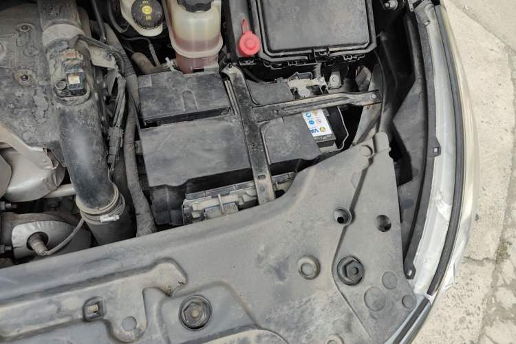 Used Buick GL8 2018 28T Comfort Model China VI Standard Engine Bay Left