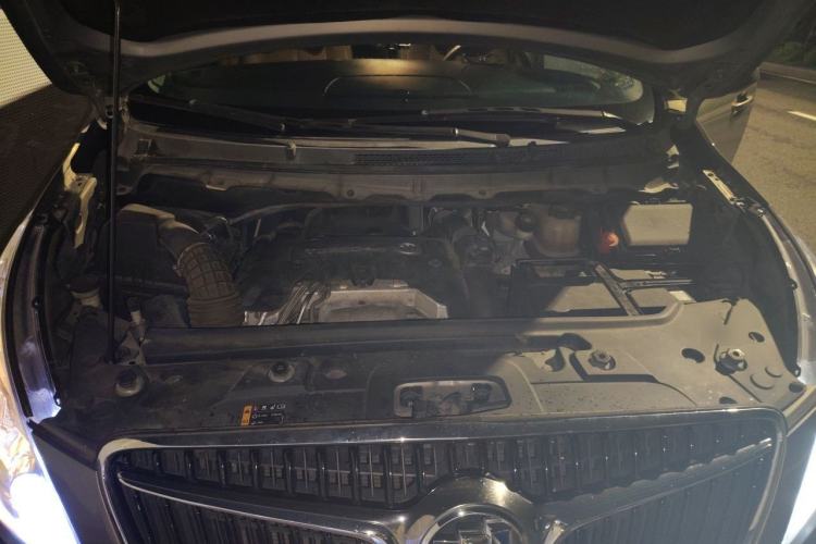 Used Buick GL8 2018 28T Comfort Model China VI Standard Engine Bay