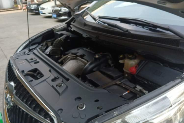 Used Buick GL8 2018 28T Luxury Model China VI Standard Engine Bay