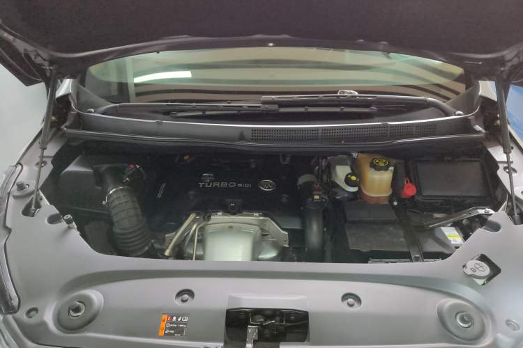 Used Buick GL8 2018 ES 28T Premium Model China VI Standard Engine Bay