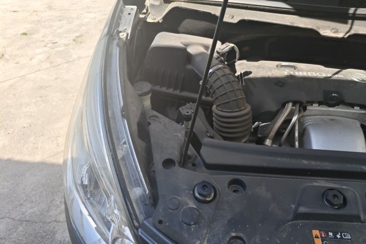 Used Buick GL8 2018 28T Luxury Model China VI Standard Engine Bay Right