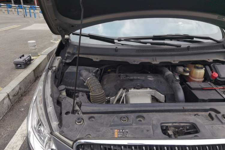 Used Buick GL8 2018 28T Luxury Model China VI Standard Engine Bay Right