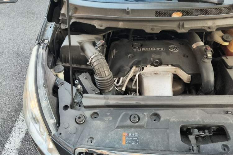 Used Buick GL8 2018 28T Luxury Model China VI Standard Engine Bay Right