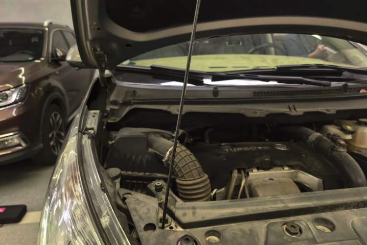 Used Buick GL8 2018 28T Comfort Model China VI Standard Engine Bay Right