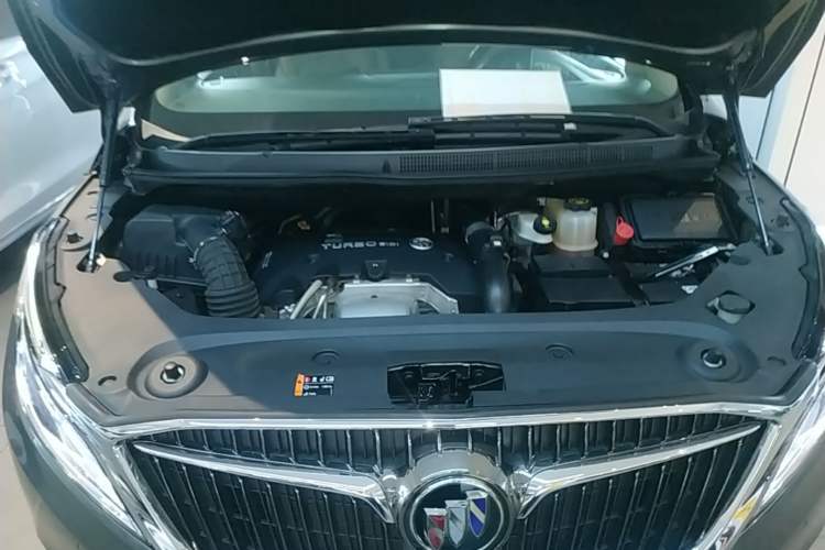 Used Buick GL8 2018 ES 28T Flagship Model China VI Standard Engine Bay