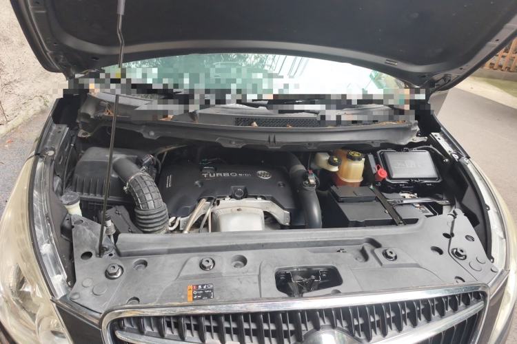 Used Buick GL8 2018 28T Luxury Model China VI Standard Engine Bay