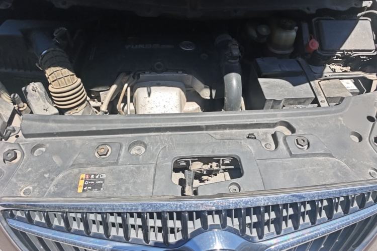 Used Buick GL8 2018 28T Luxury Model China VI Standard Engine Bay