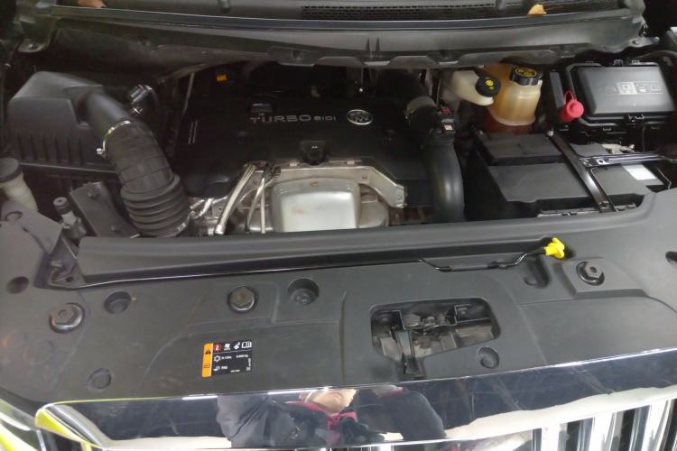 Used Buick GL8 2018 28T Luxury Model China VI Standard Engine Bay