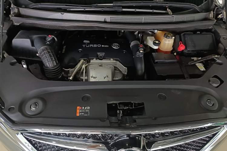 Used Buick GL8 2018 ES 28T Flagship Model China VI Standard Engine Bay