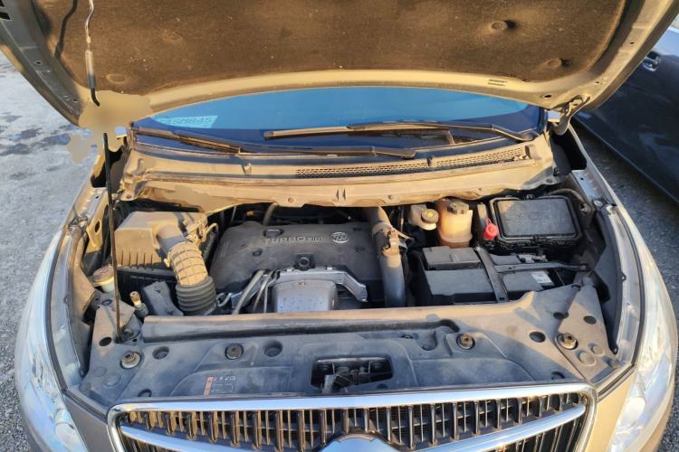 Used Buick GL8 2018 28T Luxury Model China VI Standard Engine Bay