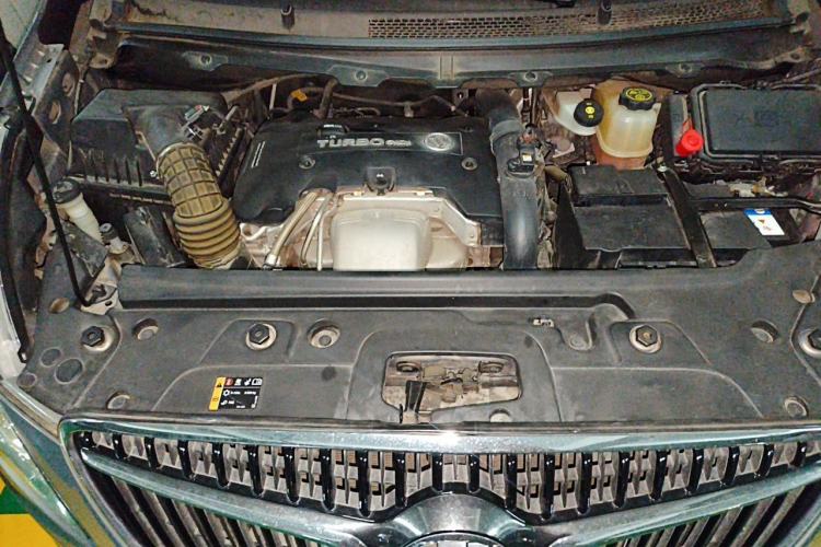 Used Buick GL8 2018 28T Luxury Model China VI Standard Engine Bay
